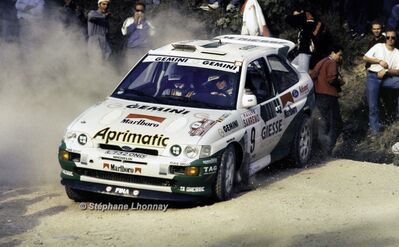 Bruno Thiry - Stéphane Prévot
36º Rallye San Remo - Rallye de Italia 1994. Ford Escort RS Cosworth (L 732 ONO). Clasificado 4º.

Del 9 al 13 de Octubre, Sanremo, Liguria, Imperia, Italia.
Superficie: asfalto - tierra.

El Rally tenia un total de 2160.40 km de los que 526.03 km divididos en 26 tramos eran especiales (una de ellas fue cancelada SS17 Roncola de 9.40 km).

Se inscribieron 94 equipos, tomaron la salida 92, finalizaron 40.

© Stéphane Lhonnay
@
Palabras clave: Bruno_Thiry;Sanremo;Italia;Ford;Escort;Cosworth;1994