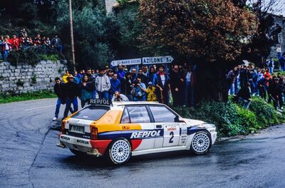 Carlos Sainz Cenamor - Lui­s Moya
37º Tour de Corse - Rallye de France 1993. Lancia Delta HF Integrale (TO 81821T). Clasificado 4º.

Del 1 al 5 de Mayo, Ajaccio, Córcega, Francia.
Superficie: asfalto.

El Rally tenia un total de 1,130.95 Km de los que 556.42 Km divididos en 24 tramos eran especiales.

Se inscribieron 92 equipos, tomaron la salida 85, finalizaron 44.@
Palabras clave: ;Luis_Moya;Lancia;Delta;Integrale;Corcega;1993;Corse