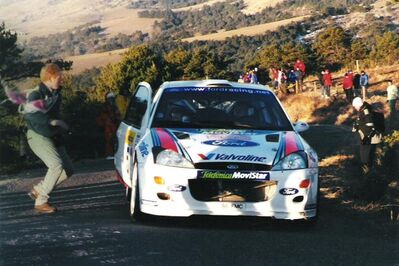 Colin McRae - Nicky Grist
68º Rallye Automobile de Monte-Carlo 2000. Ford Focus WRC '00 (S6 FMC). Abandonó por motor en el último tramo de la prueba, SS15 Sospel - La Bollène Vésubie de 33.88 km, cuando iba 3º en la clasificación general.

Del 19 al 22 de Enero, Monte-Carlo.
Superficie: asfalto - nieve

El Rally tenía un total de 1434.85 km de los que 412.81 km divididos en 15 tramos eran especiales (uno de ellos fue cancelado SS6 L'Epine - Rosans de 31.40 km).

Tomaron la salida 92 equipos, finalizaron 59.@
Palabras clave: ;Ford;Focus;WRC;Montecarlo;2000
