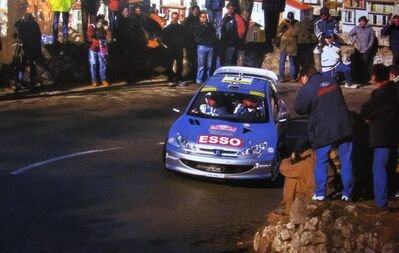 François Delecour - Daniel Grataloup
68º Rallye Automobile de Monte-Carlo 2000. Peugeot 206 WRC (206 NAJ 75). Abandonó por problemas con el motor en SS6 L'Epine - Rosans de 31.40 km.

Del 19 al 22 de Enero, Monte-Carlo.
Superficie: asfalto - nieve

El Rally tenía un total de 1434.85 km de los que 412.81 km divididos en 15 tramos eran especiales (uno de ellos fue cancelado SS6 L'Epine - Rosans de 31.40 km).

Tomaron la salida 92 equipos, finalizaron 59.@
Palabras clave: François_Delecour;Daniel_Grataloup;Peugeot;WRC;Montecarlo;2000