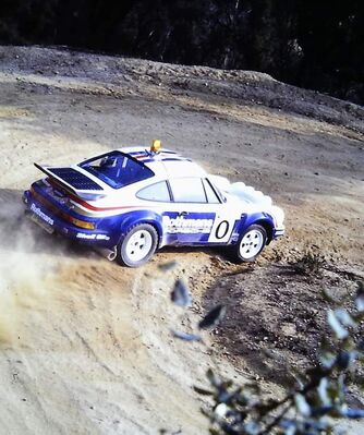 Henri Toivonen - Ian Grindrod
32º Rally Costa Brava 1984. Porsche 911 SC RS (A451 BJB).
Rothmans Porsche Rally Team

Abandonó por el eje de transmisión, aunque siguió brindando un auténtico espectáculo a todos los aficionados como coche 0 durante la 3º etapa.

Del 17 al 19 de Febrero, Lloret de Mar, España.
Superficie: tierra - asfalto.

El Rally tení­a un total de 1366.41 km, de los que 527.15 km divididos en 46 tramos eran especiales.

Tomaron la salida 60 equipos, finalizaron 25.@
Palabras clave: Henri_Toivonen;Porsche;Grupo_B;Costa_Brava;1984