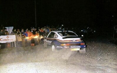 Henri Toivonen - Ian Grindrod
32º Rally Costa Brava 1984. Porsche 911 SC RS (A451 BJB).
Rothmans Porsche Rally Team

Foto en el tramo de "Cladells" / Curva de "La Pedra Llarga".

Abandonó por el eje de transmisión, aunque siguió brindando un auténtico espectáculo a todos los aficionados como coche 0 durante la 3º etapa.

Del 17 al 19 de Febrero, Lloret de Mar, España.
Superficie: grava / asfalto.

El Rally tení­a un total de 1366.41 km, de los que 527.15 km divididos en 46 tramos eran especiales.

Tomaron la salida 60 equipos, finalizaron 25.@
Palabras clave: Henri_Toivonen;Porsche;Grupo_B;Costa_Brava;1984;España;Spain