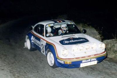 Henri Toivonen - Ian Grindrod
32º Rally Costa Brava 1984. Porsche 911 SC RS (A451 BJB).
Rothmans Porsche Rally Team

Abandonó por el eje de transmisión, aunque siguió brindando un auténtico espectáculo a todos los aficionados como coche 0 durante la 3º etapa.

Del 17 al 19 de Febrero, Lloret de Mar, España.
Superficie: grava / asfalto.

El Rally tení­a un total de 1366.41 km, de los que 527.15 km divididos en 46 tramos eran especiales.

Tomaron la salida 60 equipos, finalizaron 25.@
Palabras clave: Henri_Toivonen;Porsche;Grupo_B;Costa_Brava;1984;España;Spain