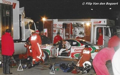 Asistencia del Equipo Toyota Castrol Team en el 42º International Swedish Rally 1993
En el Toyota Celica Turbo 4WD -ST185- (K-AM 2134) de Juha Kankkunen - Juha Piironen, clasificado 2º.

Del 11 al 14 de Febrero, Karlstad.
Superficie: nieve - hielo.

El Rally teni­a un total de 1431.32 km de los que 519.63 km divididos en 28 tramos eran especiales.

Se inscribieron 106 equipos, tomaron la salida 109, finalizaron 52.

© Filip Van den Bogaert
@
Palabras clave: Juha_Kankkunen;Toyota;Celica;ST185;1993;Nieve;Asistencias