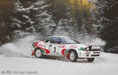 Juha Kankkunen - Juha Piironen
42º International Swedish Rally 1993. Toyota Celica Turbo 4WD -ST185- (K-AM 2134). Clasificado 2º.

Del 11 al 14 de Febrero, Karlstad.
Superficie: nieve - hielo.

El Rally teni­a un total de 1431.32 km de los que 519.63 km divididos en 28 tramos eran especiales.

Se inscribieron 106 equipos, tomaron la salida 109, finalizaron 52.

© Filip Van den Bogaert
@
Palabras clave: ;Toyota;Celica;ST185;1993;Nieve