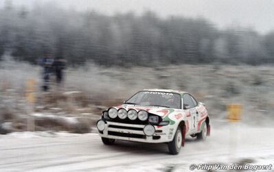 Juha Kankkunen - Juha Piironen
42º International Swedish Rally 1993. Toyota Celica Turbo 4WD -ST185- (K-AM 2134). Clasificado 2º.

Del 11 al 14 de Febrero, Karlstad.
Superficie: nieve - hielo.

El Rally teni­a un total de 1431.32 km de los que 519.63 km divididos en 28 tramos eran especiales.

Se inscribieron 106 equipos, tomaron la salida 109, finalizaron 52.

© Filip Van den Bogaert
@@
Palabras clave: ;Toyota;Celica;ST185;1993;Nieve