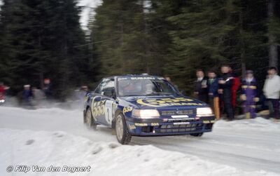 Colin McRae - Derek Ringer
42º International Swedish Rally 1993. Subaru Legacy RS (K555 STE). Clasificado 3º.

Del 11 al 14 de Febrero, Karlstad.
Superficie: nieve - hielo.

El Rally teni­a un total de 1431.32 km de los que 519.63 km divididos en 28 tramos eran especiales.

Se inscribieron 106 equipos, tomaron la salida 109, finalizaron 52.

© Filip Van den Bogaert
@
Palabras clave: Colin_McRae;Subaru;Legacy;Suecia;1993;Nieve