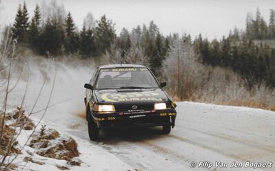 Colin McRae - Derek Ringer
42º International Swedish Rally 1993. Subaru Legacy RS (K555 STE). Clasificado 3º.

Del 11 al 14 de Febrero, Karlstad.
Superficie: nieve - hielo.

El Rally teni­a un total de 1431.32 km de los que 519.63 km divididos en 28 tramos eran especiales.

Se inscribieron 106 equipos, tomaron la salida 109, finalizaron 52.

© Filip Van den Bogaert
@
Palabras clave: ;Subaru;Legacy;Suecia;1993;Nieve