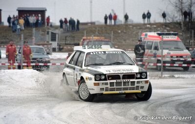 Tommi Mäkinen - Seppo Harjanne
42º International Swedish Rally 1993. Lancia Delta HF Integrale (TO-53226-S). Clasificado 4º.

Del 11 al 14 de Febrero, Karlstad.
Superficie: nieve - hielo.

El Rally teni­a un total de 1431.32 km de los que 519.63 km divididos en 28 tramos eran especiales.

Se inscribieron 106 equipos, tomaron la salida 109, finalizaron 52.

© Filip Van den Bogaert
@
Palabras clave: Tommi_Makinen;Lancia;Delta;Integrale;Suecia;1993;nieve