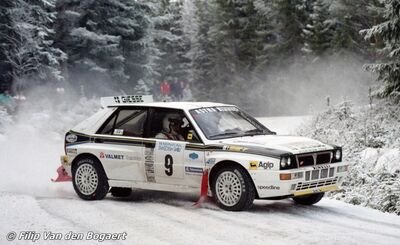 Tommi Mäkinen - Seppo Harjanne
42º International Swedish Rally 1993. Lancia Delta HF Integrale (TO-53226-S). Clasificado 4º.

Del 11 al 14 de Febrero, Karlstad.
Superficie: nieve - hielo.

El Rally teni­a un total de 1431.32 km de los que 519.63 km divididos en 28 tramos eran especiales.

Se inscribieron 106 equipos, tomaron la salida 109, finalizaron 52.

© Filip Van den Bogaert
@
Palabras clave: Tommi_Makinen;Lancia;Delta;Integrale;Suecia;1993;nieve