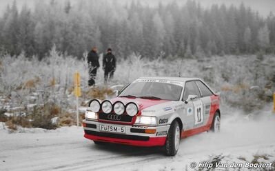 Seep Haider - Klaus Wendel
42º International Swedish Rally 1993. Audi Coupé S2 (FU-SM 5). Clasificado 7º.

Del 11 al 14 de Febrero, Karlstad.
Superficie: nieve - hielo.

El Rally teni­a un total de 1431.32 km de los que 519.63 km divididos en 28 tramos eran especiales.

Se inscribieron 106 equipos, tomaron la salida 109, finalizaron 52.

© Filip Van den Bogaert
@
Palabras clave: Audi;Coupe;Suecia;1993;Nieve