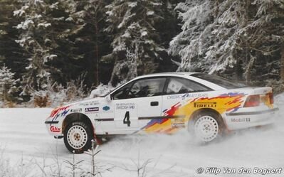 Stig Blomqvist - Benny Melander
42º International Swedish Rally 1993. Opel Calibra Turbo 4x4 (A15 MSD). Abandonó por motor en SS22 Molnbacka de 14.72 km.

Del 11 al 14 de Febrero, Karlstad.
Superficie: nieve - hielo.

El Rally teni­a un total de 1431.32 km de los que 519.63 km divididos en 28 tramos eran especiales.

Se inscribieron 106 equipos, tomaron la salida 109, finalizaron 52.

© Filip Van den Bogaert
@
Palabras clave: Stig_Blomqvist;Opel;Calibra;Suecia;1993;Nieve