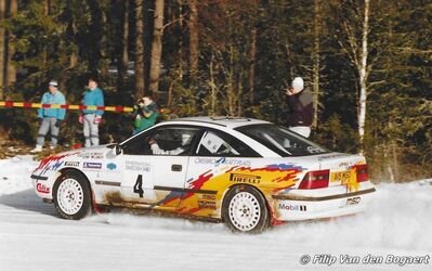 Stig Blomqvist - Benny Melander
42º International Swedish Rally 1993. Opel Calibra Turbo 4x4 (A15 MSD). Abandonó por motor en SS22 Molnbacka de 14.72 km.

Del 11 al 14 de Febrero, Karlstad.
Superficie: nieve - hielo.

El Rally teni­a un total de 1431.32 km de los que 519.63 km divididos en 28 tramos eran especiales.

Se inscribieron 106 equipos, tomaron la salida 109, finalizaron 52.

© Filip Van den Bogaert
@
Palabras clave: Stig_Blomqvist;Opel;Calibra;Suecia;1993;Nieve