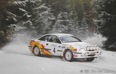 Stig Blomqvist - Benny Melander
42º International Swedish Rally 1993. Opel Calibra Turbo 4x4 (A15 MSD). Abandonó por motor en SS22 Molnbacka de 14.72 km.

Del 11 al 14 de Febrero, Karlstad.
Superficie: nieve - hielo.

El Rally teni­a un total de 1431.32 km de los que 519.63 km divididos en 28 tramos eran especiales.

Se inscribieron 106 equipos, tomaron la salida 109, finalizaron 52.

© Filip Van den Bogaert
@
Palabras clave: Stig_Blomqvist;Opel;Calibra;Suecia;1993;Nieve