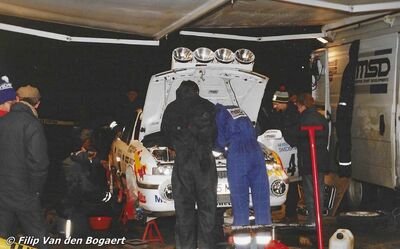 Asistencia del Equipo Opel Team Sweden en el 42º International Swedish Rally 1993
En el Opel Calibra Turbo 4x4 (A15 MSD) de Stig Blomqvist - Benny Melander, abandonó por motor en SS22 Molnbacka de 14.72 km.

Del 11 al 14 de Febrero, Karlstad.
Superficie: nieve - hielo.

El Rally teni­a un total de 1431.32 km de los que 519.63 km divididos en 28 tramos eran especiales.

Se inscribieron 106 equipos, tomaron la salida 109, finalizaron 52.

© Filip Van den Bogaert
@
Palabras clave: Stig_Blomqvist;Opel;Calibra;Suecia;1993;Asistencias