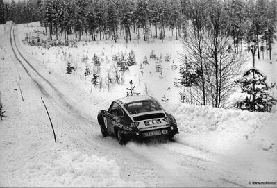 Björn Waldegård - Lars Helmér
23º International Swedish Rally 1972. Porsche 911 S (S-AK 1337). Clasificado 2º.

Del 17 al 20 de Febrero, Karlstad.
Superficie: nieve -hielo.

El Rally tenia un total de 814.00 km cronometrados divididos en 2 etapas y 37 tramos especiales.

Se inscribieron 106 equipos, tomaron la salida 91, finalizaron 56.@
Palabras clave: ;Suecia;Porsche;1972;nieve