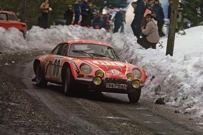 Pat Moss-Carlsson - Elizabeth Crellin
41º Rallye Automobile de Monte-Carlo 1972. Alpine-Renault A110 1600 (4236 TC 38). Clasificada 10ª y 1ª en Copa de Damas.

Del 21 al 28 de Enero, Monte-Carlo.
Superficie: asfalto - nieve.

El Rally constaba de 2 etapas y 437.50 km cronometrados divididos en 16 tramos especiales.

Se inscribieron 299 equipos, tomaron la salida 264, finalizaron 40.@
Palabras clave: Pat_Moss-Carlsson;Renault;Alpine;Montecarlo;1972;Mujeres;Womens