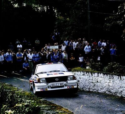 Henri Toivonen - Fred Gallagher
20º Rothmans Manx International Rally 1982. Opel Ascona 400 (GG-CJ 991). Abandonó por salida de pista y serle imposible sacar el coche de la cuneta en SS34.

Del 16 al 18 de Septiembre, Douglas, Isla de Man, Reino Unido de Gran Bretaña.
Superficie: asfalto.

El Rally tenia un total de 46 tramos cronometrados, desconocemos de cuantos kilómetros constaba la prueba.

Tomaron la salida 103 equipos, finalizaron 44.@
Palabras clave: Henri_Toivonen;Opel;Ascona;Manx;1982