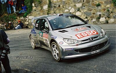 Gilles Panizzi - Herve Panizzi
47º Rallye Sanremo - Rallye d'Italia 2000. Peugeot 206 WRC (206 MWL 75). Clasificado 1º.

Del 19 al 22 de Octubre, Sanremo.
Superficie: asfalto.

El Rally tenia un total de 1065.75 Km de los que 382.79 Km divididos en 17 tramos eran especiales (uno de ellos fue cancelado SS15 Langan 2 de 37.81 Km.

Se inscribieron 123 equipos, tomaron la salida 115, finalizaron 62.

© Petr Fitz
@@
Palabras clave: Gilles_Panizzi;Peugeot;WRC;Sanremo;2000