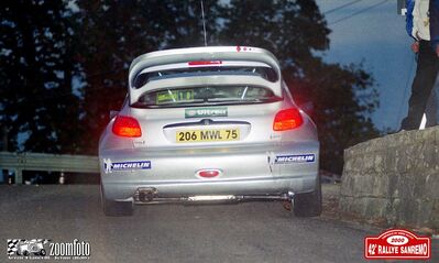 Gilles Panizzi - Herve Panizzi
47º Rallye Sanremo - Rallye d'Italia 2000. Peugeot 206 WRC (206 MWL 75). Clasificado 1º.

Del 19 al 22 de Octubre, Sanremo.
Superficie: asfalto.

El Rally tenia un total de 1065.75 Km de los que 382.79 Km divididos en 17 tramos eran especiales (uno de ellos fue cancelado SS15 Langan 2 de 37.81 Km.

Se inscribieron 123 equipos, tomaron la salida 115, finalizaron 62.@
Palabras clave: Gilles_Panizzi;Peugeot;WRC;Sanremo;2000