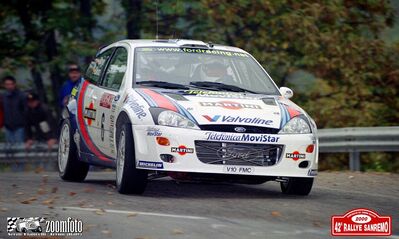 Carlos Sainz - Luís Moya
42º Rallye Sanremo - Rallye d'Italia 2000. Ford Focus WRC '00 (V10 FMC). Clasificado 5º.

Del 19 al 22 de Octubre, Sanremo.
Superficie: asfalto.

El Rally tenia un total de 1065.75 Km de los que 382.79 Km divididos en 17 tramos eran especiales (uno de ellos fue cancelado SS15 Langan 2 de 37.81 Km.

Se inscribieron 123 equipos, tomaron la salida 115, finalizaron 62.@
Palabras clave: ;Luis_Moya;Ford;Focus;WRC;Sanremo;2000