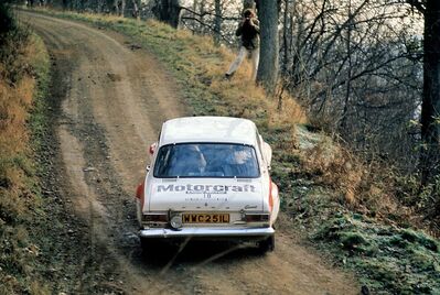 Markku Alén - Ilkka Kivimäki
22º Daily Mirror RAC Rally 1973. Ford Escort RS 1600 MKI (WWC 251L). Clasificado 3º.

Del 17 al 21 de Noviembre, London, York, Inglaterra.
Superficie: tierra - barro.

El Rally tenia un total de 3020 km de los que 540.02 km divididos en 80 tramos eran especiales.
10 de ellos fueron cancelados:
SS4 Bildworth de 2.41 km
SS5 Harlow de 2.41 km
SS8 Common de 3.22 km
SS9 Quarry de 2.41 km
SS10 Ludlow de 3.22 km
SS54 Rest and Be Thankful de 1.61 km
SS55 Strachur de 4.83 km
SS56 Loch Eck de 3.22 km
SS57 Loch Eckside de 9.66 km
SS58 Ardgartan de 4.83 km

Se inscribieron 241 equipos, tomaron la salida 198, finalizaron 91.
@
Palabras clave: Markku_Alen;Gran_Bretaña;Ford;Escort;MKI;RS;1973;Inglaterra