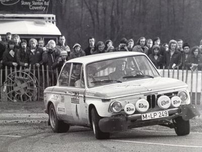Björn Waldegard - Hans Thorszelius
22º Daily Mirror RAC Rally 1973. BMW 2002 (M-LP 249). Clasificado 7º.

Del 17 al 21 de Noviembre, London, York, Inglaterra.
Superficie: tierra - barro.

El Rally tenia un total de 3020 km de los que 540.02 km divididos en 80 tramos eran especiales.
10 de ellos fueron cancelados:
SS4 Bildworth de 2.41 km
SS5 Harlow de 2.41 km
SS8 Common de 3.22 km
SS9 Quarry de 2.41 km
SS10 Ludlow de 3.22 km
SS54 Rest and Be Thankful de 1.61 km
SS55 Strachur de 4.83 km
SS56 Loch Eck de 3.22 km
SS57 Loch Eckside de 9.66 km
SS58 Ardgartan de 4.83 km

Se inscribieron 241 equipos, tomaron la salida 198, finalizaron 91.
@
Palabras clave: ;Hans_Thorszelius;BMW;1973;RAC_Rally;Daily_Mirror