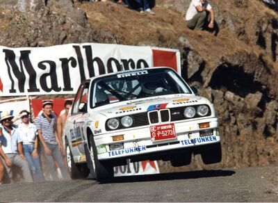 Pep Bassas - Josep Autet
11º Rally Canarias / El Corte Inglés 1987. BMW M3 E30 (O P-5273-GC). Clasificado 3º.

Del 9 al 12 de Julio, Las Palmas de Gran Canaria, España.
Superficie: asfalto.

El Rally tenia un total de 1012.30 km de los que 375.00 km divididos en 24 tramos eran especiales.

Tomaron la salida 71 equipos, finalizaron 36.

Foto en el salto de Ariñez.

© Joan Aymami
@@
Palabras clave: Pep_Bassas;BMW;M3;E30;Canarias;1987;Ariñez