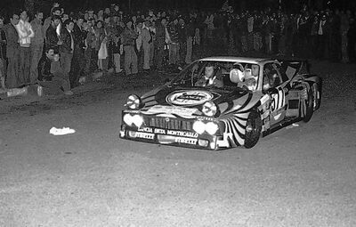 Markku Alén - Ilkka Kivimäki - Riccardo Patresse
7º Giro d'Italia 1979. Lancia Beta Montecarlo Turbo -Gr.5- (Concesionario Lancia). Excluido - Itinerario incorrecto. Hacer servir la autopista durante la prueba.

En la foto Markku Alén y Ilkka Kivimäki.

Del 14 al 19 de Octubre, Torino, Italia.
Superficie: asfalto.

La prueba constaba de 25 especiales (SS1 Vignale Monferrato fue cancelada).

8 de las 25 especiales eran en diferentes circuitos de Italia.
Imola - Dino Ferrari (15 vueltas), Misano (por dos veces, una la última especial de la primera etapa y la otra la primera especial de la segunda etapa, ambas 15 vueltas cada uma), Vallelunga (10 Vueltas), Magione - Mini Autódromo (15 vueltas), Mugello (10 vueltas), Varano Melegari (10 vueltas), Monza-Circuito Junior (20 vueltas).

No sabemos cuantos equipos tomaron la salida, mínimo 83, finalizaron 50.
@
Palabras clave: Markku_Alen;Riccardo_Patresse;Giro_Italia;Lancia;Beta_Montecarlo;1979