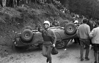 Patt Moss - Elizabeth Nyström
24º RAC Rally of Great Britain 1968. Lancia Fulvia 1.3 Coupé HF (TO 970373). Abandonó por salida de pista con vuelco.

Del 15 al 22 de Noviembre, London (Heathrow).
Superficie: tierra.

El Rally se dividía en 6 etapas con 857.40 km divididos en 87 tramos cronometrados.

Se inscribieron 113 equipos, tomaron la salida 96, finalizaron 32.

Dividido en dos rallies:

El RAC para los grupos 1-3, con categoría de Campeonato Europeo, y el Rally Europeo de Clubes, para los grupos 1-6.

El Rally RAC se celebró para vehículos homologados de los grupos 1-3.

El Rally Europeo de Clubes, para los grupos 4-6 (altamente modificados), no fue válido para la clasificación general.
@
Palabras clave: Lancia;Fulvia;Coupe;Gran_Bretaña;RAC_Rally;1968;Crash;Mujeres;Womens