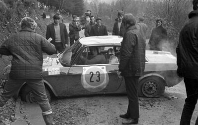 Patt Moss - Elizabeth Nyström
24º RAC Rally of Great Britain 1968. Lancia Fulvia 1.3 Coupé HF (TO 970373). Abandonó por salida de pista con vuelco.

Del 15 al 22 de Noviembre, London (Heathrow).
Superficie: tierra.

El Rally se dividía en 6 etapas con 857.40 km divididos en 87 tramos cronometrados.

Se inscribieron 113 equipos, tomaron la salida 96, finalizaron 32.

Dividido en dos rallies:

El RAC para los grupos 1-3, con categoría de Campeonato Europeo, y el Rally Europeo de Clubes, para los grupos 1-6.

El Rally RAC se celebró para vehículos homologados de los grupos 1-3.

El Rally Europeo de Clubes, para los grupos 4-6 (altamente modificados), no fue válido para la clasificación general.
@
Palabras clave: Lancia;Fulvia;Coupe;Gran_Bretaña;RAC_Rally;1968;Crash;Mujeres;Womens
