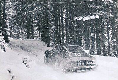 Jean-Luc Thérier - Marcel Callewaert
1º Sanremo-Sestriere - Rally d'Italia 1970. Alpine-Renault A110 1600 (8701 GP 76). Clasificado 1º.

Del 4 al 8 de Marzo, Sanremo, Sestriere, Italia.
Superficie: asfalto

El Rally constaba de 2 etapas y un total de 269.00 km cronometrados divididos en 32 tramos especiales. (6 de ellos fueron cancelados SS6 Cantarana - Passo Prale de 6 km, SS15 Monforte d´Alba - Gallo d´Alba de 3 km, SS17 Valle - Saliceto, km?, SS26 Langan - Vignai, km?, SS27 Passo maro - Ville S.Pietro, km?, SS29 Pradeboni - Peveragno, km?).

Tomaron la salida 134 equipos, finalizaron 15.@
Palabras clave: ;Alpine_Renault;Sanremo;Italia;1970;Nieve
