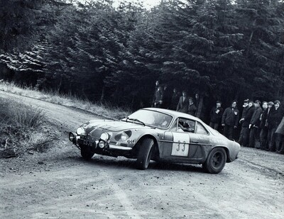 Jean-Pierre Nicolas - David Stone
19º RAC Rally 1970. Alpine-Renault A110 1600 (8042 GS 76). Abandonó por fuego en el coche.
Alpine Renault

Del 13 al 18 de Noviembre, Londres.
Superficie: tierra.

El Rally tenia un total de 600.00 km cronometrados divididos en 2 etapas y 82 tramos especiales.

1ª ETAPA
Se dio la salida el sábado dia 14 a las 13:30 h y terminó el lunes dia 16 a las 13:45 h.

2ª ETAPA
Se dio la salida el martes dia 17 a las 11:45 y terminó el miercoles dia 18 a las 17:00 h.

Tomaron la salida 196 equipos, finalizaron 67.
@
Palabras clave: Renault;Alpine;A110;Gran_Bretaña;1970;RAC_Rally