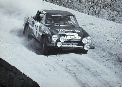 Luis Netto - Manuel Coentro
7º TAP Rallye de Portugal 1973. Fiat 124 Abarth Spider (TO F85238). Clasificado 4º.

Del 13 al 18 de Marzo, Estoril, Cascais, Lisboa, Portugal.
Superficie: asfalto - tierra.

El Rally tenia un total de 4600.00 km de los que 397.50 km divididos en 32 tramos eran especiales.

Se inscribieron 90 equipos, tomaron la salida 79, finalizaron 23.@
Palabras clave: Fiat;Abarth;Spider;Portugal;1973