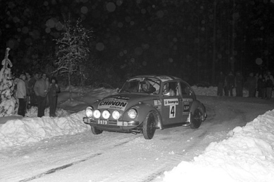 Björn Waldegård - Hans Thorszelius
24º International Swedish Rally 1973. Volkswagen 1303S (B 979). Clasificado 6º.

1973 fue el único año en la historia del Rally de Suecia en el que no se permitieron neumáticos con clavos.

Del 15 al 18 de Febrero, Karlstad , Suecia.
Superficie: nieve - hielo.

El Rally tenia un total de 802.00 km cronometrados divididos en 3 etapas y 37 tramos especiale (5 de ellos fue cancelado SS11 Stöllet - Stöllet de 20.00 km, SS17, SS18, SS19 y SS31 Stöllet - Stöllet 2 de 20.00 km).

Tomaron la salida 136 equipos, finalizaron 40.

Photo by LAT Images
@
Palabras clave: Volkswagen;Suecia;Nieve;1973