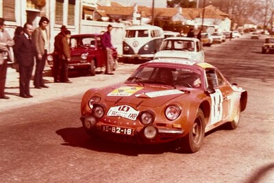 Antonio Borges - Antonio Lemos
7º TAP Rallye de Portugal 1973. Alpine-Renault A110 1800 (IE-82-16). Clasificado 6º.

Del 13 al 18 de Marzo, Estoril, Cascais, Lisboa, Portugal.
Superficie: asfalto - tierra.

El Rally tenia un total de 4600.00 km de los que 397.50 km divididos en 32 tramos eran especiales.

Se inscribieron 90 equipos, tomaron la salida 79, finalizaron 23.@
Palabras clave: Renault;Alpine;A110;Portugal;1973