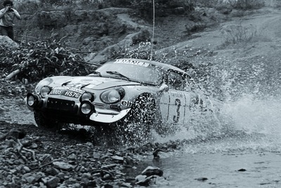Jean-Pierre Nicolas - Christian Delferier
17º Rallye du Maroc 1974. Alpine-Renault A110 1800 (2005 HS 76). Clasificado 1º.

Del 15 al 19 de Mayo, Rabat, Marrakech, Casablanca, Marruecos.
Superficie: tierra - asfalto.

El Rallye constaba de 1445.00 km cronometrados divididos en 11 tramos.

Kilómetros de cada uno de los tramos:
SS1 El Khatouat de 95.00 km
SS2 Col du Zeggota de 30.00 km
SS3 Bab Berred de 40.00 km
SS4 Souk El Had de 30.00 km
SS5 Missour de 175.00 km
SS6 Rich de 250.00 km
SS7 Tizi N´Test de 90.00 km
SS8 Foum ZG ID de 200.00 km
SS9 Tazenabkt de 90.00 km
SS10 Tanksikbt - Rissani de 240.00 km
SS11 Rich - Tizi N´Isly de 205.00 km

Tomaron la salida 64 equipos, finalizaron 16.
@
Palabras clave: Marruecos;Maroc;Alpine_Renault;1974