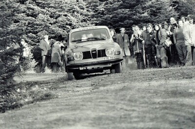 Stig Blomqvist - Hans Sylvan
24º Lombard RAC Rally 1975. Saab 96 V4 (ETK 909). Abandonó por motor en SS50 Setmurthy.

Del 22 al 26 de Noviembre, York, Yorkshire, Inglaterra.
Superficie: tierra.

El Rally tenia 72 tramos especiales (2 de ellos fueron cancelados, SS7 Wykeham y SS25 Chargot Wood).

Se inscribieron 250 equipos, tomaron la salida 236, finalizaron 104.@
Palabras clave: Gran_Bretaña;Saab;1975;Lombard_RAC_Rally