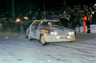 Fulvio Bacchelli - Francesco Rossetti
45º Rallye Automobile de Monte-Carlo 1977. Fiat 131 Abarth (TO P35973). Abandonó por la cardán quedando clasificado 48º.
Fiat

Del 22 al 28 de Enero, Monte-Carlo .
Superficie: asfalto - nieve.

El Rally tenia un total de 4800 km de los que 540.50 km divididos en 27 tramos eran especiales (una de ellas fue cancelada SS2 Col de Fontbelle de 35.00 Km).

Se inscribieron 217 equipos, tomaron la salida 198, finalizaron 118 en lista, llegaron 47 en meta.@
Palabras clave: Fiat;Abarth;Montecarlo;1977;nieve