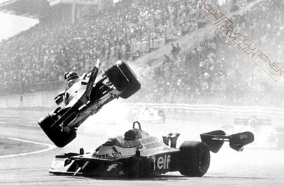 Gran Premio de Japón en Fuji 1977
Gilles Villeneuve (Ferrari 312T2B) sobrevolando a Ronnie Peterson (Tyrrell P34).

El Ferrari de Villeneuve mató a un Marshall y a un fotógrafo cuando aterrizó.
(D.E.P. / R.I.P.)

El Marshall había estado tratando de sacar a unos cuantos espectadores que se habían situado en una zona prohibida, varios de ellos resultaron heridos.
Palabras clave: 1977;Ferrari;Tyrrell;Crash