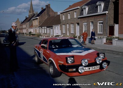 Tony Pond - Fred Gallagher
14º 24 Heures d'Ypres 1978. Triumph TR7 V8 (SJW 540S). Clasificado 1º.
British Leyland Cars

Del 23 al 25 de Junio, Ypres • AC Targa Florio.
Superficie: asflto

El Rally constaba de 2 etapas con un total de 516.06 km divididos en 48 tramos cronometrados.

Tomaron la salida 178 equipos, finalizaron 59.

© Herman Janssen
@@
Palabras clave: Triumph;Ypres;1978