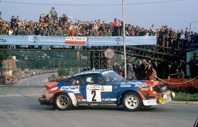 Antonio Zanini - Jordi Sabater
40º Rajd Polski 1980. Porsche 911 SC (5105 RB 34). Clasificado 1º.

Super especial en las calles de Sobótka

Del 10 al 12 de Julio • Automobilklub Dolnoslaski • Polonia.
Superficie: asfalto

El Rally tenía un total de 1495.00 km de los 468.20 km eran cronometrados. No sabemos en cuantos tramos especiales se dividían éstos 468.20 km.

Tomaron la salida 87 equipos, finalizaron 52.@
Palabras clave: Porsche;Polonia;Polski;Personajes;Podium;Parque_Cerrado;1980