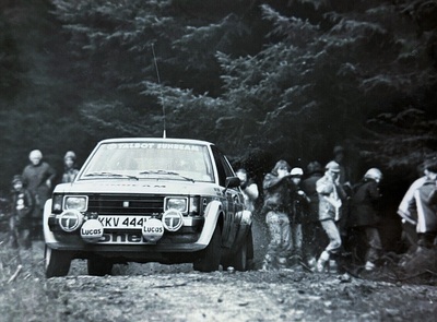 Henri Toivonen - Paul White
29º Lombard Rac Rally 1980. Talbot Lotus Sunbeam (KKV 444V). Clasificado 1º.

Henri tenía 24 años.
Esta victoria supuso entre otras cosas ser el piloto mas joven en ganar una prueba del Mundial de Rallyes, record que mantuvo en su poder durante 28 años, hasta que su compatriota Jari-Matti Latvala le superó al ganar el Rallye de Suecia 2008 con sus 22 años y 313 días.

Del 16 al 19 de Noviembre, Bath, Inglaterra.
Superficie: asfalto - tierra.

El Rally tenia un total de 2896 km de los que 708.09 km divididos en 70 tramos eran especiales, (3 de ellas fueron canceladas SS10 Kilburn de 3.06 Km, SS18 Guisborough de 7.24 Km y SS19 Ingleby de 4.02 Km).

Se inscribieron 150 equipos. tomaron la salida 142, finalizaron 48.@
Palabras clave: Talbot;Sunbeam;Lotus;Gran_Bretaña;1980;RAC_Rally