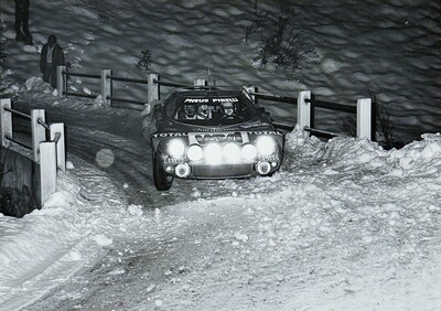 Bernard Darniche - Alain Mahé
48º Rallye Automobile de Monte-Carlo 1980. Lancia Stratos HF (TO R06880). Clasificado 2º.
Team Chardonnet

Del 19 al 25 de Enero, Monte-Carlo.
Superficie: asfalto - nieve.

El Rally tenia un total de 3063.30 km de los que 695.30 km divididos en 33 tramos eran especiales (4 de ellas fueron canceladas SS17 Pont du Fosse - Romette de 21 Km, SS20 Col du Corobin de 15 Km, SS32 Pont des Miolans - St Auban 2 de 24 Km y SS33 Roquesteron - Boyon 3 de 18 Km).

Se inscribieron 255 equipos, tomaron la salida 237, finalizaron 88.@
Palabras clave: Lancia;Stratos;Montecarlo;1980;Nieve