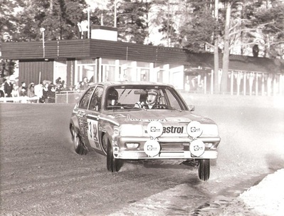 Pentti Airikkala - Risto Virtanen
30º International Swedish Rally 1980. Vauxhall Chevette 2300 HS (BVE 187V 708). Clasificado 6º.

Del 15 al 17 de Febrero, Stockholm, Karlstad, Suecia.
Superficie: nieve - hielo.

El Rally constaba de 413.50 km cronometrados divididos en 3 etapas y 29 tramos especiales.

Tomaron la salida 146 equipos, finalizaron 79.@
Palabras clave: Suecia;Vauxhall;Chevette;Suecia;1980;Nieve