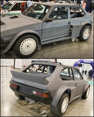 FIAT RITMO "Grupo B"
El prototipo que estuvo en bocetos de diseño unos 40 años...

Durante la década de 1980, los fabricantes italianos de automóviles produjeron varios prototipos para el Campeonato Mundial de Rallyes, que posteriormente fueron archivados.
En mayo de 1980, tras la retirada del Fiat 131 Abarth, el equipo de carreras de Turín comenzó a pensar en un nuevo proyecto a la luz de la nueva reglamentación que introdujo por primera vez el legendario Grupo B.
Inicialmente, se consideró un Lancia Delta, mientras que la alternativa era el Fiat Ritmo Abarth. Así, se esbozó un prototipo con motor trasero central, prácticamente inmediatamente detrás de los asientos delanteros, al estilo del Renault 5 turbo. El motor también estaba sobrealimentado y derivaba del Fiat 131.
Sin embargo, el proyecto finalmente se archivó. Tras ese fracaso, el equipo de carreras de Turín decidió centrarse en un nuevo coche basado en el Lancia Beta Montecarlo, y así nació la leyenda del 037.

Lo que vemos en la foto nos muestra exactamente como hubiera sido el Fiat Ritmo de haberse construido.
Nunca llegó a materializarse, en el sentido de que nunca pasó de los bocetos de diseño, permaneció (entre otros diseños) en los cajones durante unos 40 años. Entonces, un día, un carrocero, Alpignano, amigo del ingeniero, Vittorio Roberti, que por entonces escribía uno de sus libros, recibió unas copias fieles a los originales y creó un modelo idéntico a los bocetos de Fiat.

La historia del “maniquí” Ritmo Abarth se puede encontrar en el libro del ingeniero Vittorio Roberti “Lancia Rally Gruppo B 037”, mientras que las fotos aquí publicadas fueron tomadas en el Rally Racing Meeting 2024 (organizado por Miki Biasion) por Rebecca Lumachi.

Como se puede apreciar, el Fiat Ritmo Abarth parece significativamente más ancho y robusto que el original, con pasos de rueda delanteros y traseros clásicos de los 80 y un alerón claramente visible justo debajo de la luneta trasera. Una auténtica joya, una pena que nunca viera la luz.

Fuente:
1
[/b][url=www.storiedirally.it] [b][u]www.storiedirally.it[/u][/b] [/url]
2
[/b][url=https://auto.everyeye.it/] [b][u]https://auto.everyeye.it/[/u][/b] [/url]
3
[/b][url=www.facebook.com/photo/?fbid=887744963353275&set=pcb.887744980019940&locale=it_IT] [b][u]www.facebook.com/photo/?fbid=887744963353275&set=pcb.887744980019940&locale=it_IT[/u][/b] [/url]
Palabras clave: Fiat;Ritmo;Grupo_B;1980