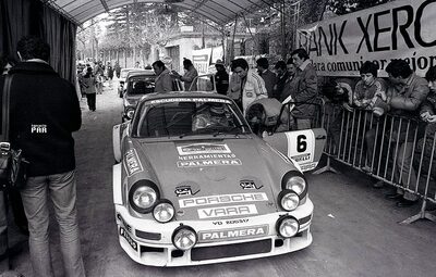 Marc Etchebers - D. García Valverde
10º Critérium Montseny-Guilleries 1980. Porsche 911 Carrera (VD 205317). Excluído, desconocemos el motivo.

Detrás podemos ver el Simca 1200 TI (M-2369-DB) que creémos que es el de Genito Ortiz - María Jesús Cabal. Abandonó, desconocemos el motivo.

Del 22 de Marzo a
l 23 de Marzo, Catalunya, España.
Superficie: asfalto.

Tomaron la salida un mínimo de 30 equipos, finalizaron un mínimo de 16.

© Ignacio Par
@@
Palabras clave: Criterium_Montseny_Guilleries;Porsche;1980