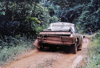 Hannu Mikkola - Arne Hertz
28º Marlboro Safari Rally 1980. Mercedes Benz 450 SLC 5.0. Abandonó por salida de pista y dañar el eje trasero.

Del 3 al 7 de Abril, Nairobi, Kenya, África.
Superficie: tierra.

El Rally tenia un total de 5.441 Km, desconocemos cuantos controles horarios existí­an.

Tomaron la salida 58 equipos, finalizaron 24.

© Reinhard Klein
The book Rally Cars published in 2000
@
Palabras clave: ;Mercedes_Benz;SLC;Safari;1980