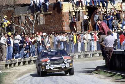 Michèle Mouton - Fabrizia Pons
15º Rallye de Portugal - Vinho do Porto 1981. Audi Quattro (IN-NV 90). Clasificada 4ª.
Audi Sport

Del 4 al 7 de Marzo, Estoril, Cascais, Lisboa, Portugal.
Superficie: asfalto - tierra.

El Rally tenia un total de 2571.00 km de los que 678.00 km divididos en 46 tramos eran especiales.

Se inscribieron 110 equipos, tomaron la salida 95, finalizaron 24.@
Palabras clave: Michele_Mouton;Audi;Quattro;Portugal;1981;Mujeres;Womens