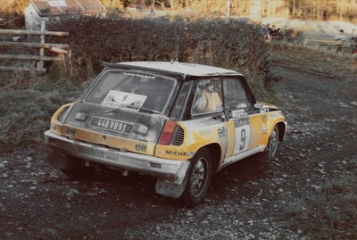 Jean Ragnotti - Martin Holmes
30º Lombard RAC Rally 1981. Renault 5 Turbo (440 VB 91). Clasificado 5º.

Del 22 al 24 de Noviembre, Chester, Cheshire, Inglaterra.
Superficie: asfalto - tierra.

El Rally tenia un total de 2720.00 km de los que 722.00 km divididos en 65 tramos eran especiales.

Se inscribieron 154 equipos, tomaron la salida 151, finalizaron 54.

© G. Bengough
@
Palabras clave: ;Renault;Turbo;Gran_Bretaña;RAC_Rally;1981